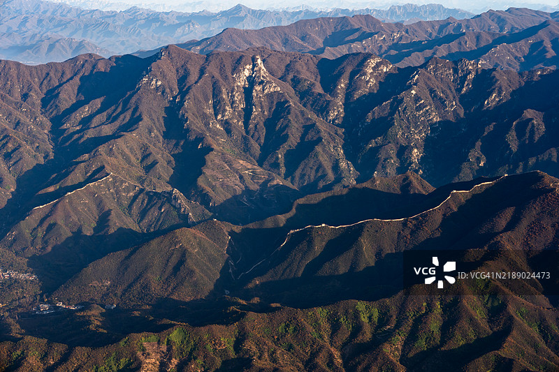 北京，中国，长城蜿蜒穿过山脉的鸟瞰图图片素材