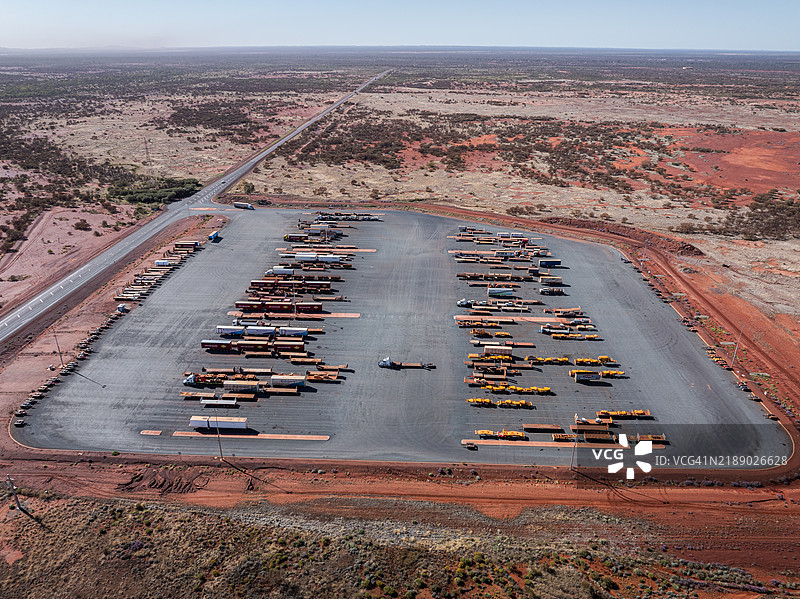 公路列车或长组合车辆站图片素材