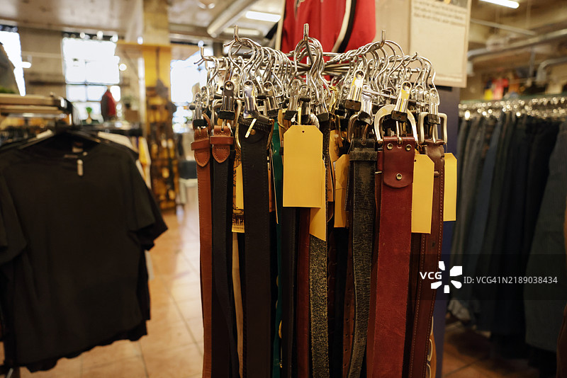 复古服装店内出售的皮带图片素材