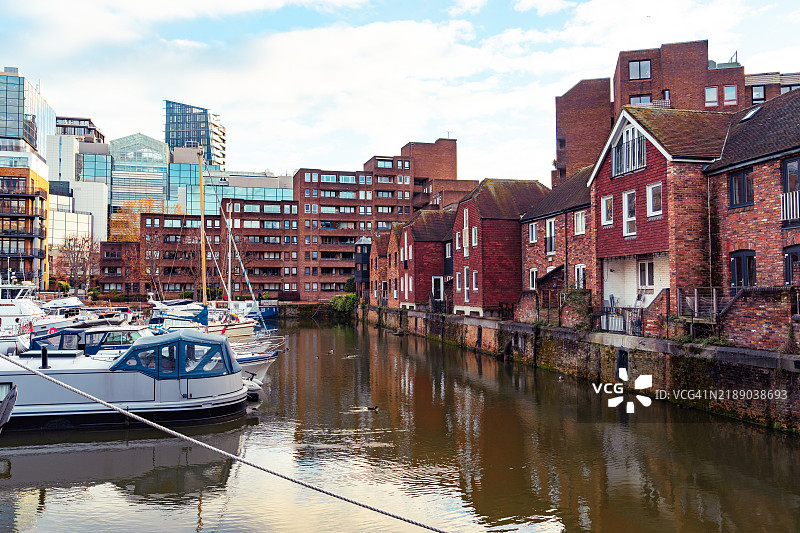 伦敦圣凯瑟琳码头的日出景色图片素材