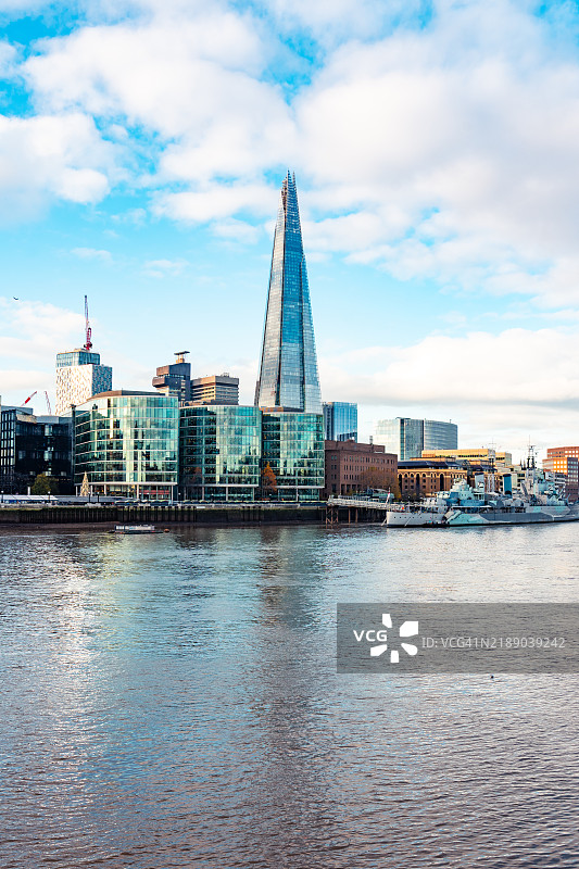 伦敦城市天际线与泰晤士河图片素材