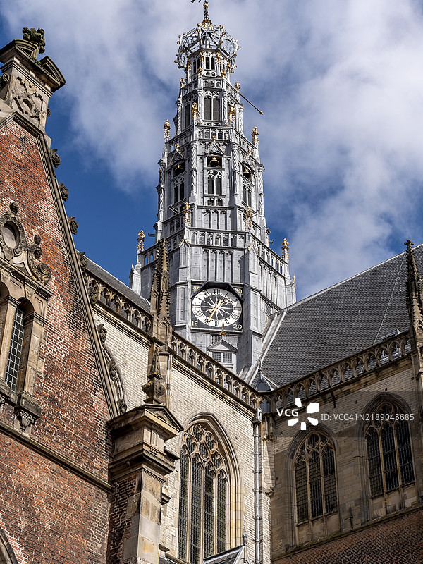 哈勒姆市中心的圣巴沃大教堂(德格罗特或圣巴沃教堂)及其壮观的65米高圆顶,位于北荷兰的哈勒姆老城的格罗特市场。图片素材