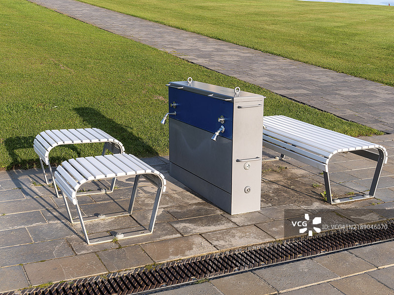 在德国北海的比苏姆，瓦登海岸边的长椅上设有洗脚水龙头，供泥滩漫步后使用。图片素材