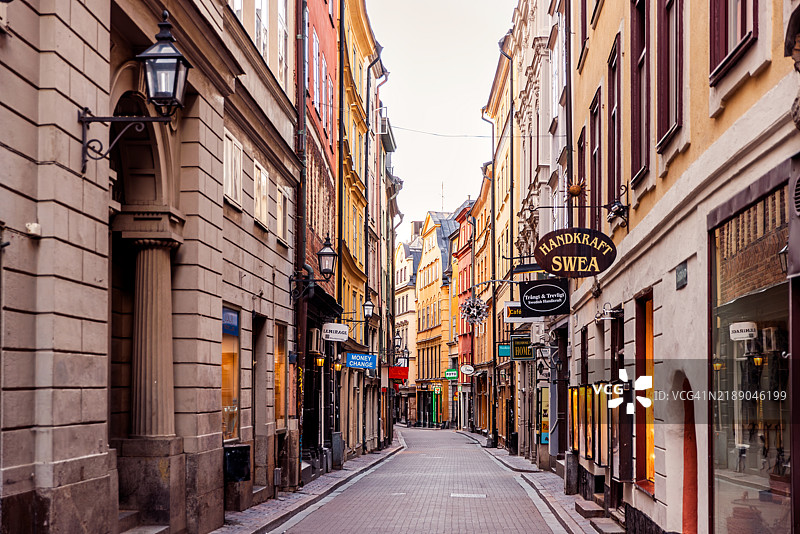 斯德哥尔摩老城（Gamla Stan）街道上的商店和咖啡馆图片素材