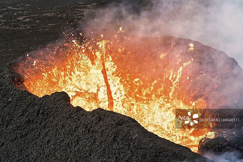 冰岛南部格林达维克的火山喷发图片素材
