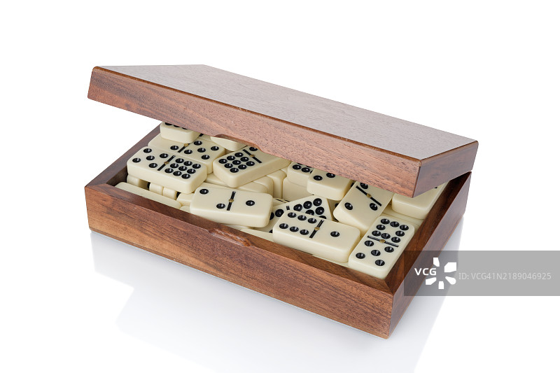 木盒中的多米诺骨牌游戏棋子。图片素材