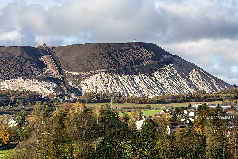 蒙特卡利，覆盖物山与输送带，K&S钾肥厂，钾盐和盐矿，钾盐山或钾盐沙丘与十字架，山顶十字架，覆盖物倾倒区，岩盐、无水石膏和粘土的山，诺伊霍夫，富尔达，黑森州，G图片素材