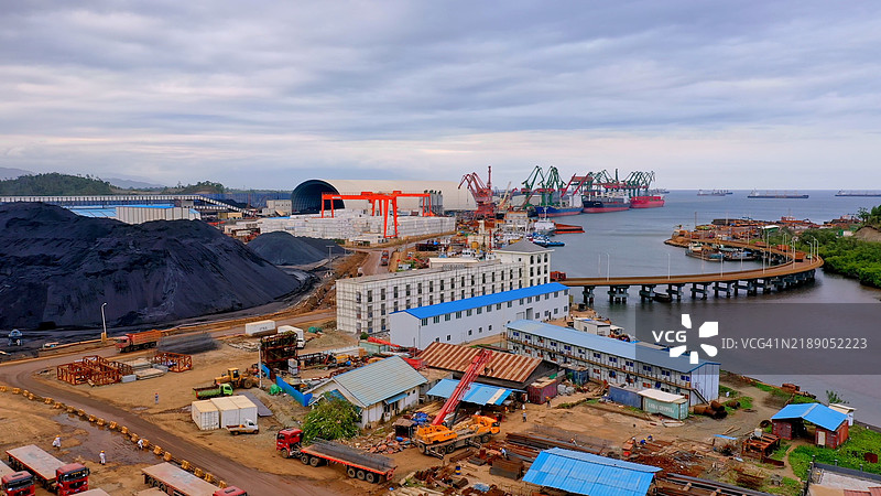 印尼的工业区货运码头，钢铁行业。图片素材