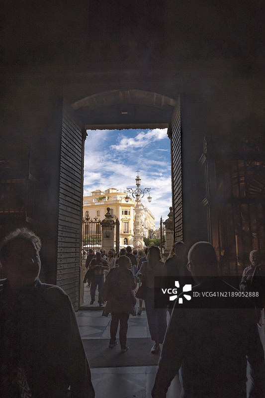从塞维利亚大教堂内部俯瞰维尔赫德洛斯雷耶斯广场，西班牙图片素材