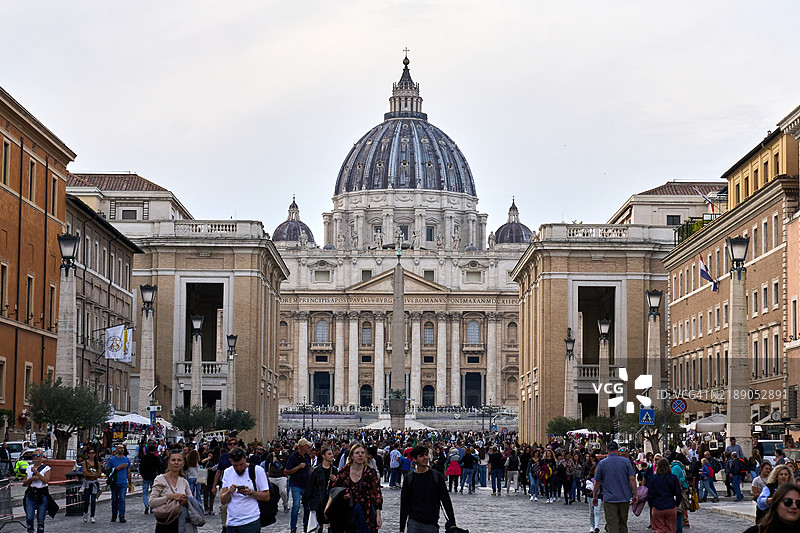 游客沿着康西利亚齐奥大街走向罗马的圣彼得大教堂图片素材