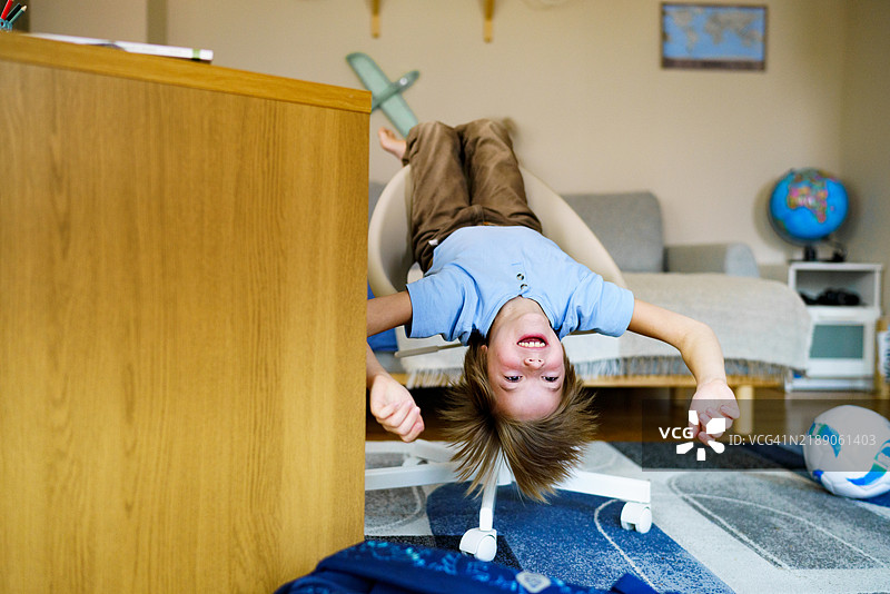 男孩倒着躺在扶手椅上图片素材