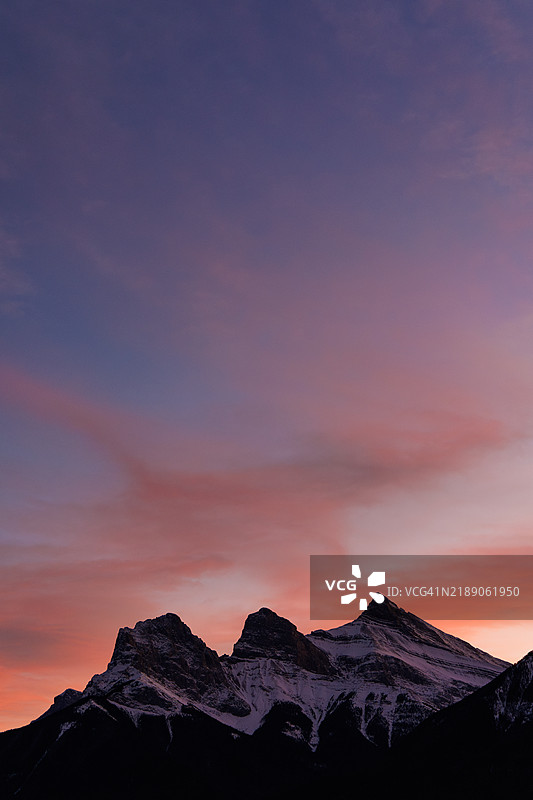 加拿大阿尔伯塔省坎莫尔的三姐妹山图片素材