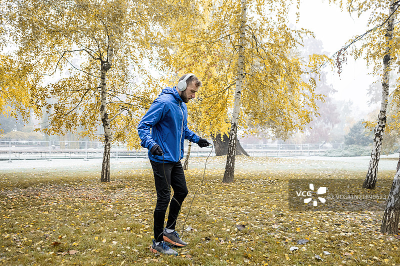 跳绳的男人图片素材