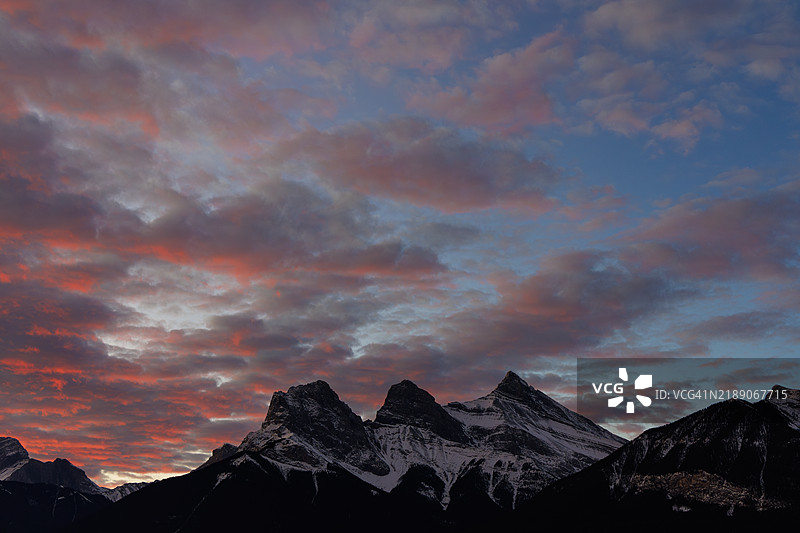 加拿大阿尔伯塔省坎莫尔的三姐妹山图片素材