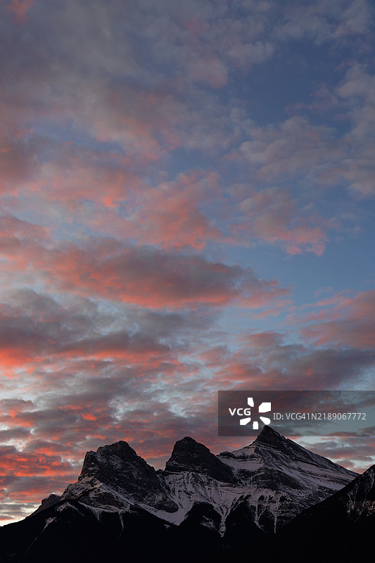 加拿大阿尔伯塔省坎莫尔的三姐妹山图片素材