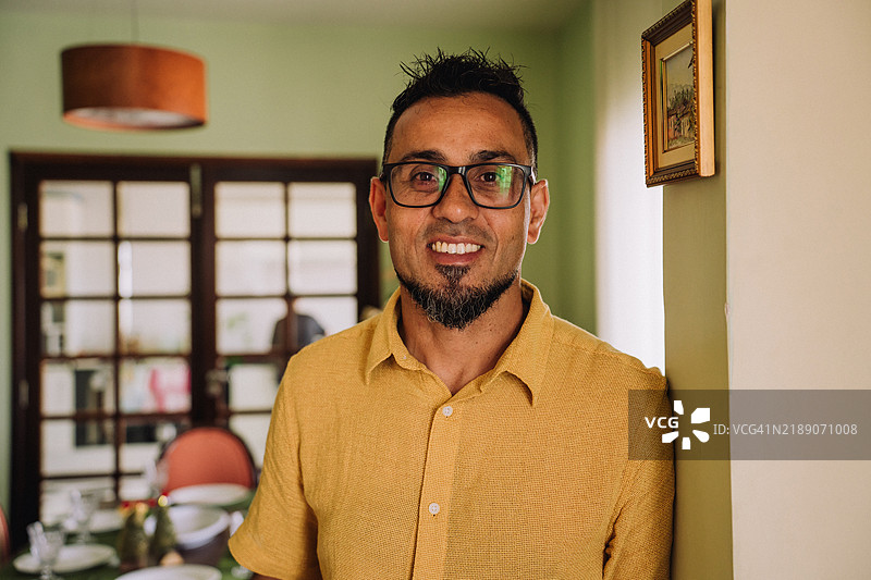 圣诞节时的拉丁裔男性肖像。图片素材