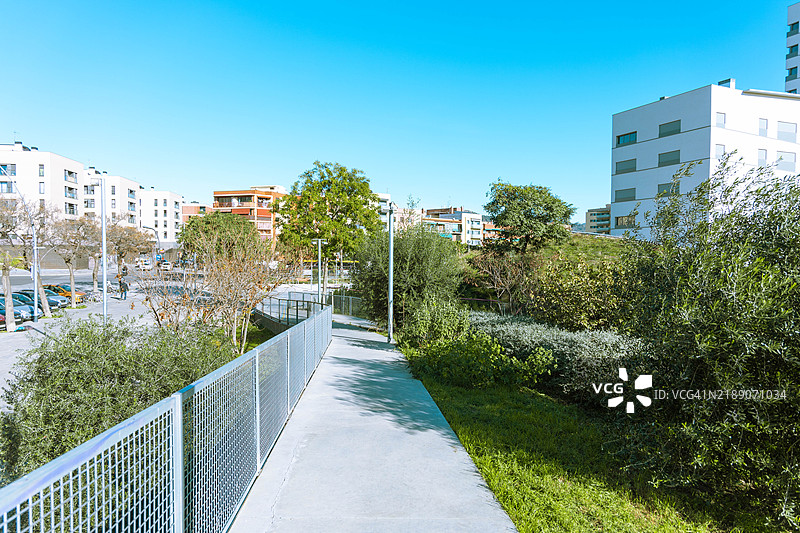 现代郊区小径被巴塞罗那城市的绿意环绕图片素材