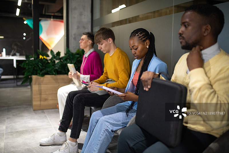 面试前在候诊室的商务人士图片素材