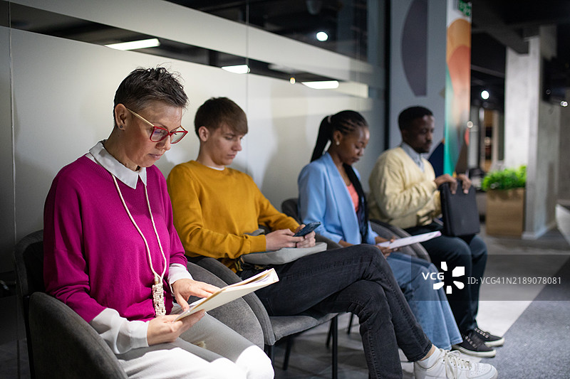 面试前在候诊室的商务人士图片素材
