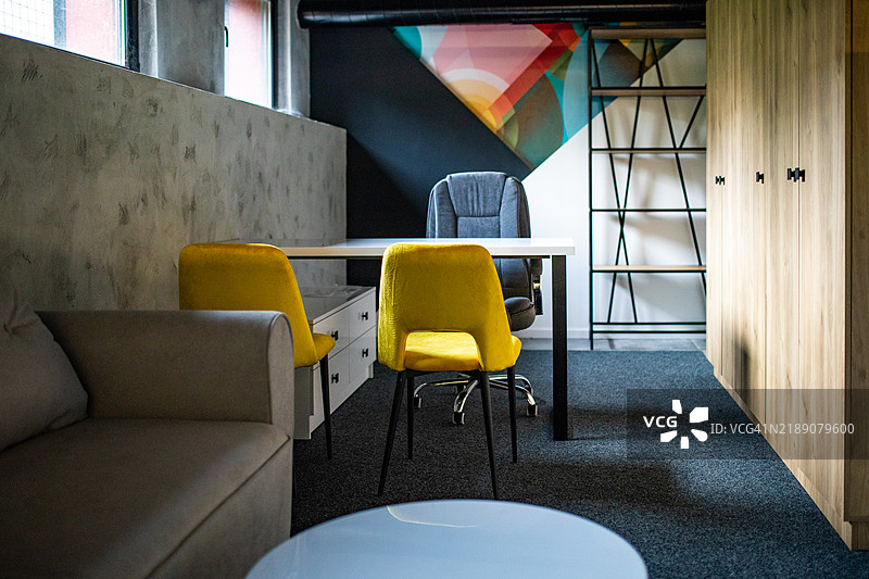 空荡荡的办公室，现代家具布置图片素材