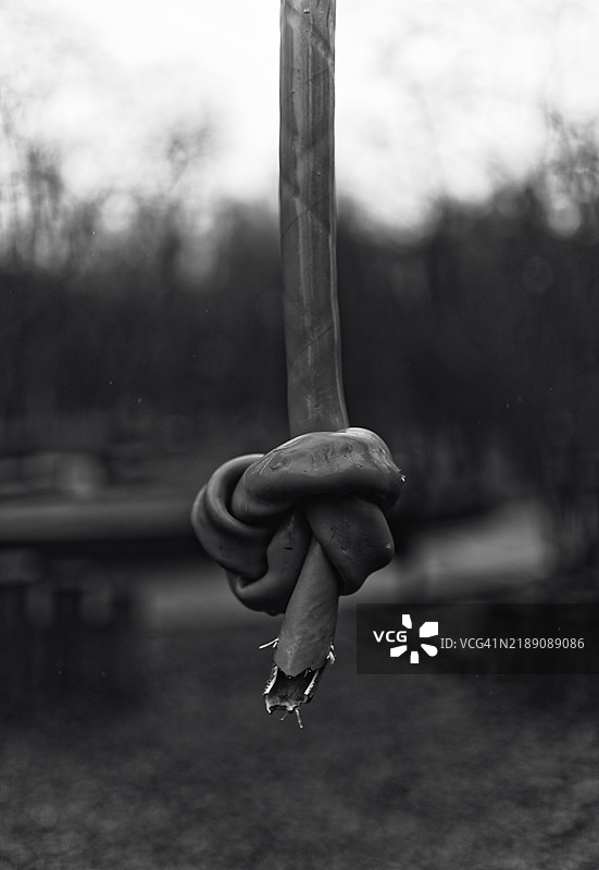 在游乐场上玩耍用的粗绳子上打的结图片素材