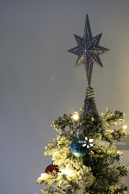 夜间圣诞树的室内特写图片素材