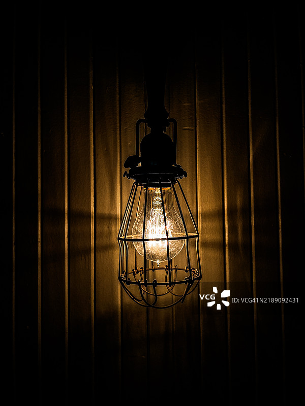墙上的复古灯具图片素材