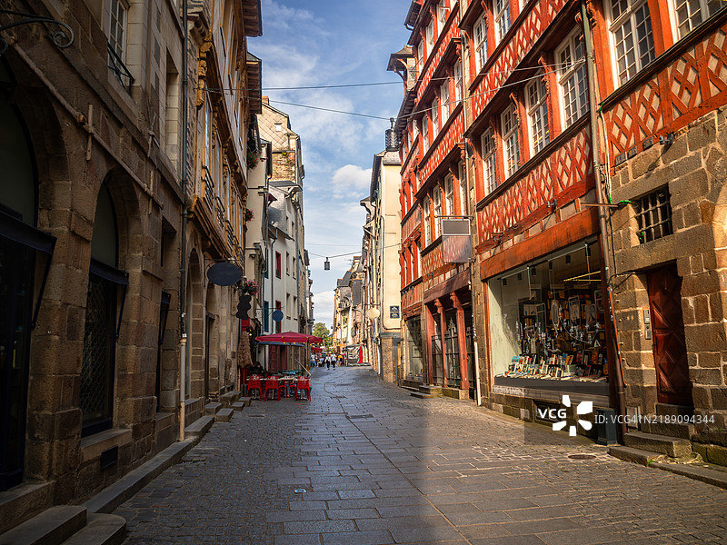 雷恩历史区的鹅卵石购物街的广角视图，两旁是传统的布列塔尼半木结构建筑，里面有商店、餐馆和咖啡馆，位于伊勒-维莱讷省 - 布列塔尼 - 法国西部。图片素材