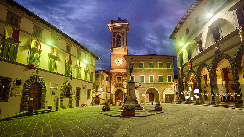 夜晚的卡沃尔广场全景，这是福亚诺·德拉·基亚纳古镇的主要鹅卵石广场，周围是曾经的文艺复兴宫殿，内有市政厅、拱廊和钟楼，位于意大利托斯卡纳的阿雷佐省。图片素材