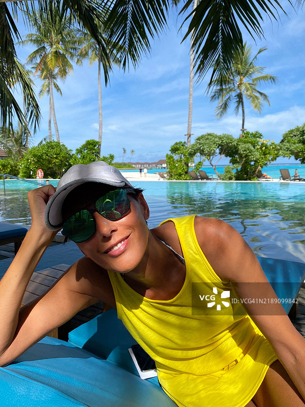 成年女性在泳池边放松的肖像图片素材