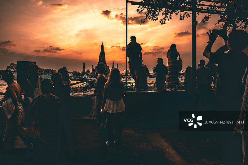 曼谷阿伦寺日落时的街头摄影，泰国，亚洲图片素材