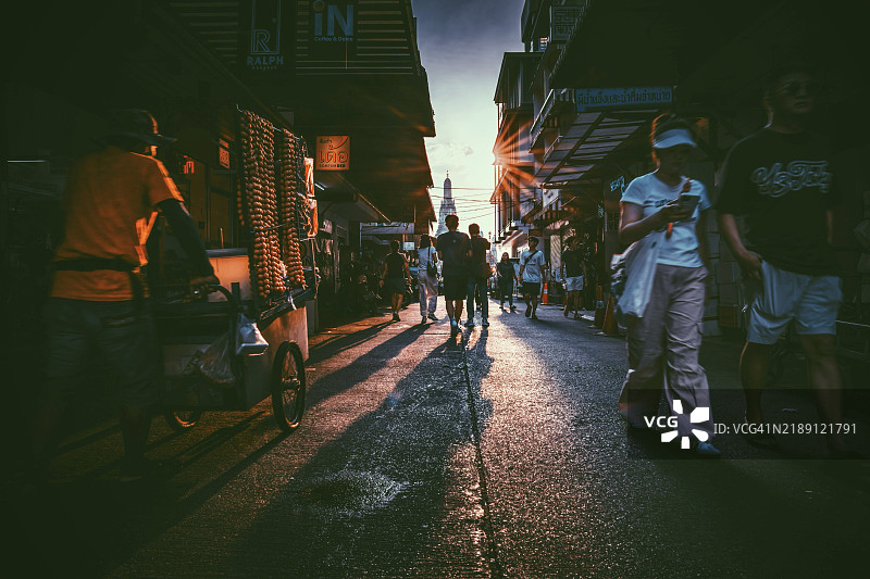 曼谷阿伦寺日落时的街头摄影，泰国，亚洲图片素材