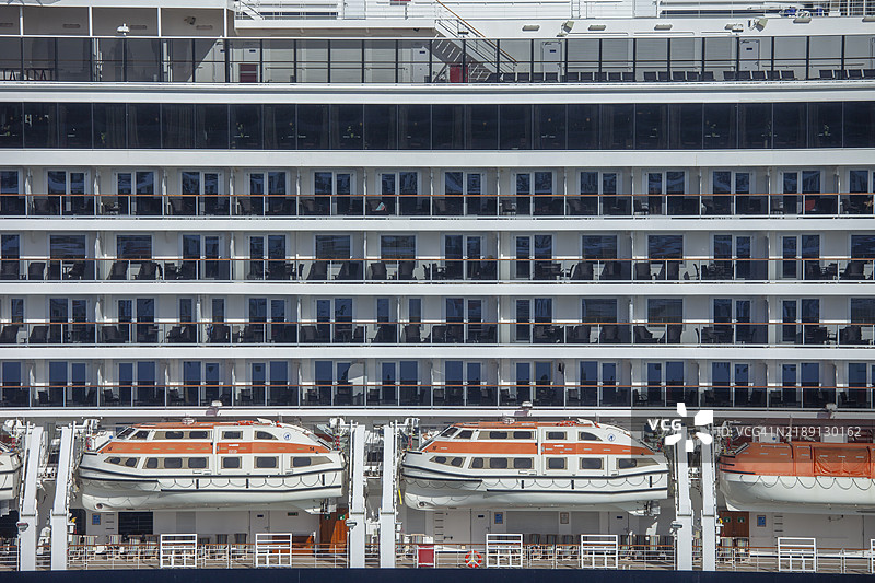 游轮的舱室和救生艇图片素材