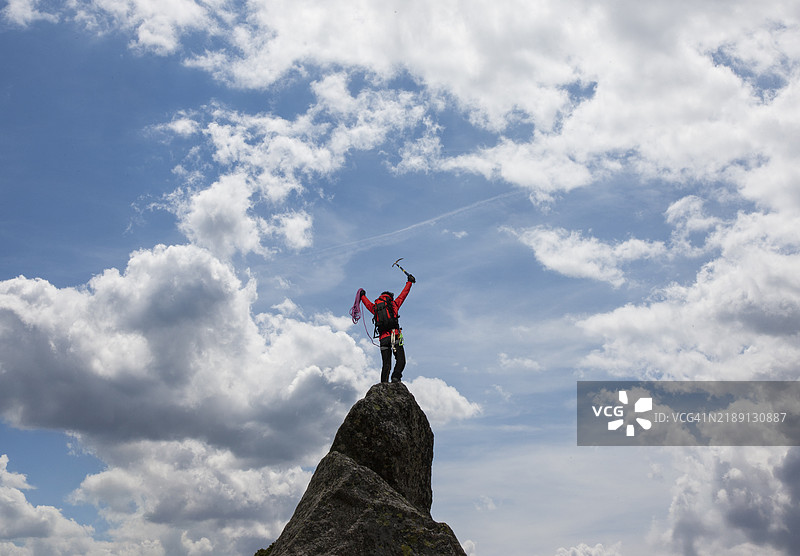 攀登者站在岩石山峰上。图片素材