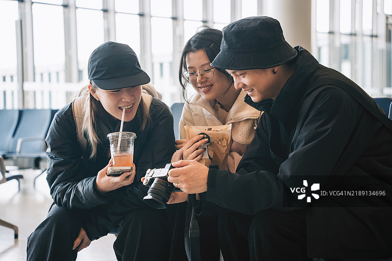 一群朋友在机场准备出发，享受旅行的乐趣图片素材