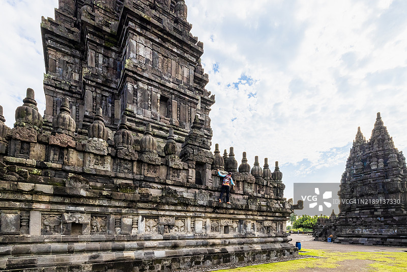 一名工人在爪哇中部的普兰巴南寺清洁。图片素材