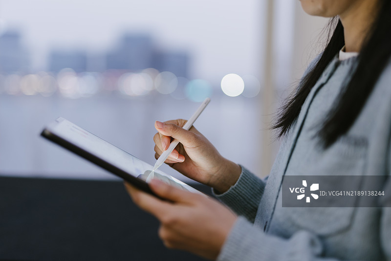 一只手在使用平板电脑的特写镜头图片素材