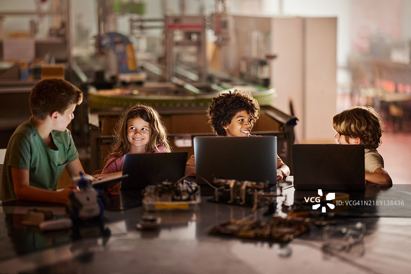 小程序员在实验室的机器人课程中使用电脑。图片素材