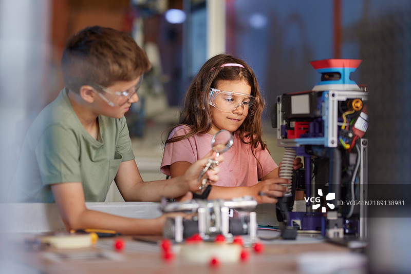 学校孩子们在实验室里进行科学项目。图片素材
