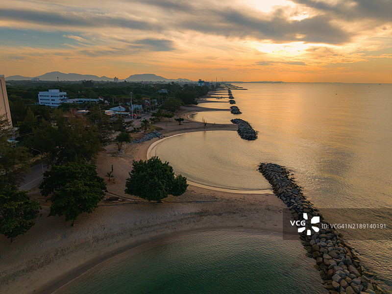 泰国罗勇省生昌海滩的无人机视角图片素材