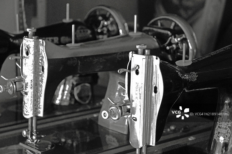 印度小店里的非常古老的缝纫机图片素材