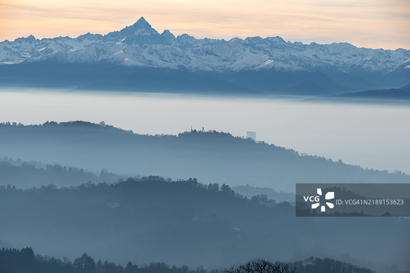 从苏佩尔加山俯瞰被雾霾和雾气笼罩的都灵，背景是蒙维索山。图片素材