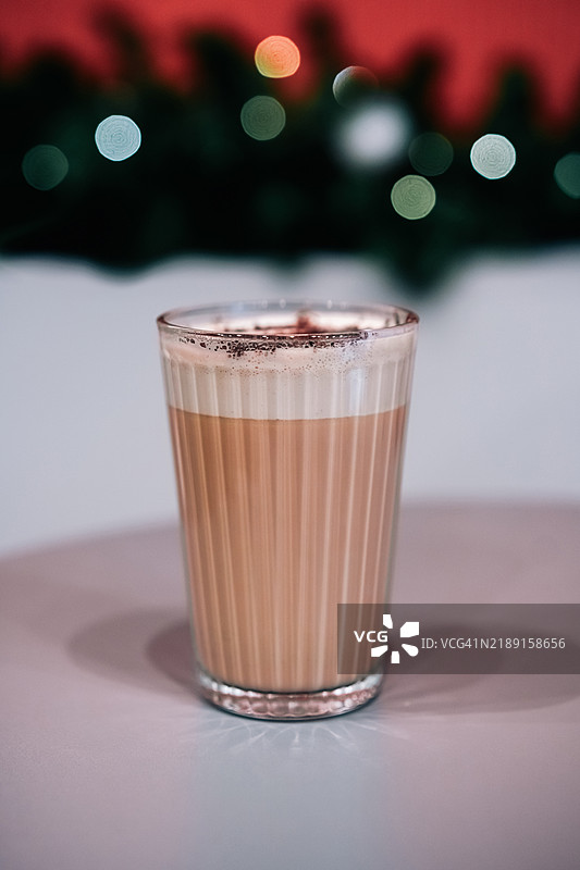 桌子上的热巧克力杯。摩卡色和慕斯色。图片素材