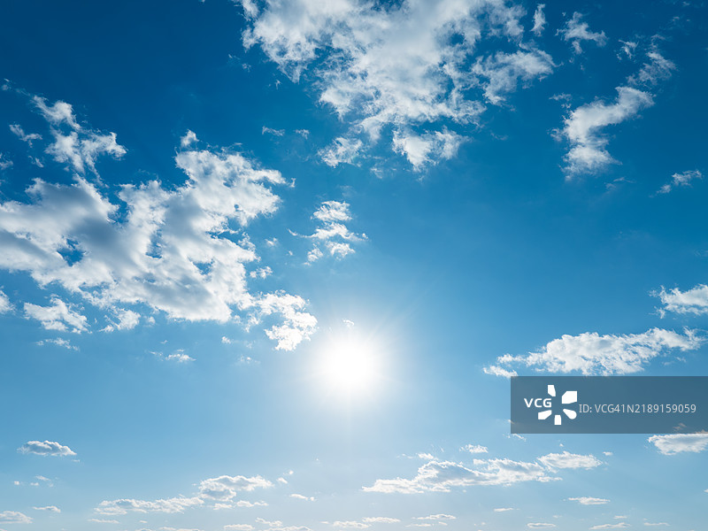 明亮太阳的天空背景图片素材