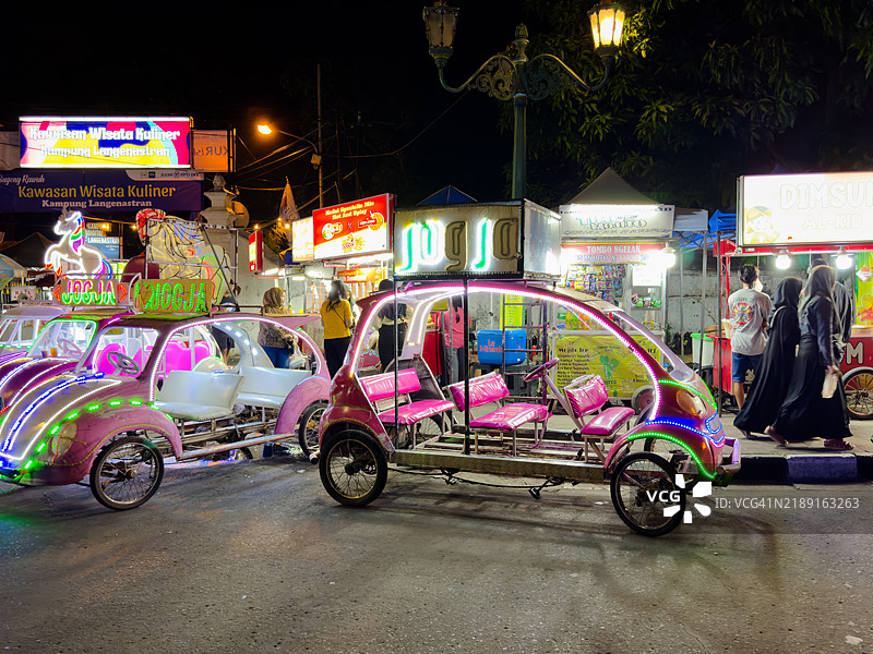 在印度尼西亚日惹，装备有霓虹灯、自行车轮胎和脚踏板的大众甲壳虫。图片素材