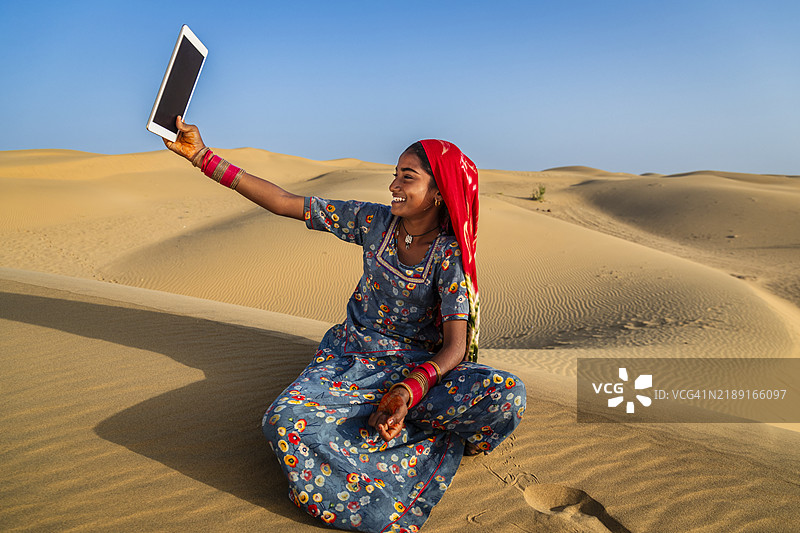 印度年轻女孩使用数字平板电脑，印度图片素材