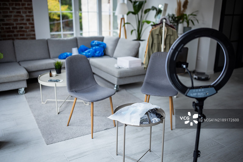 空椅子和用于直播的环形灯图片素材