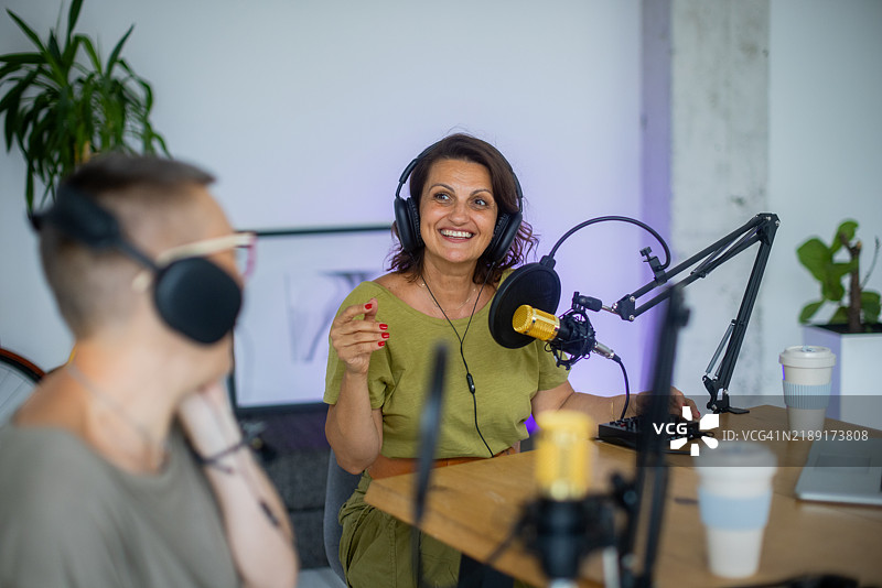 在充满活力的播客工作室中进行热烈讨论图片素材