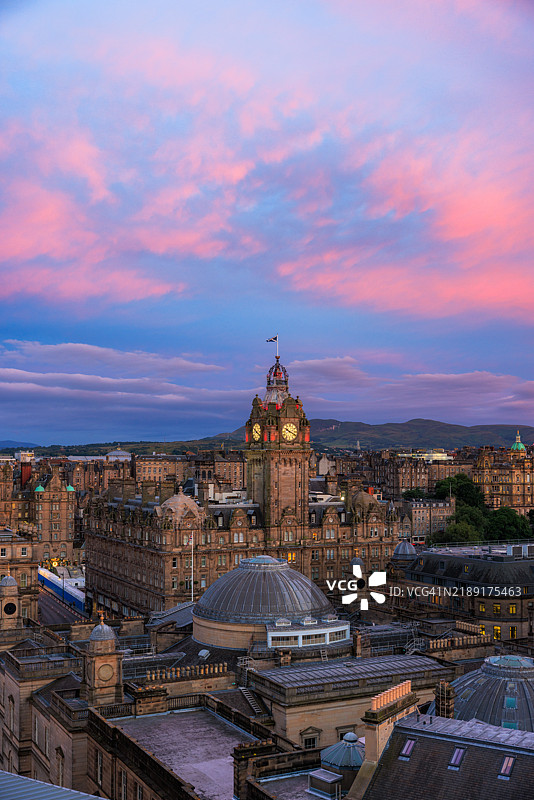 苏格兰爱丁堡天际线的日落景色，俯瞰瓦弗利车站图片素材