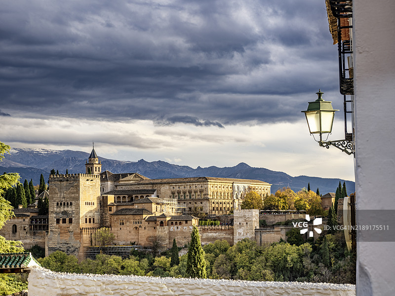 从西班牙圣尼古拉斯观景点看到的格拉纳达的阿尔罕布拉宫。图片素材